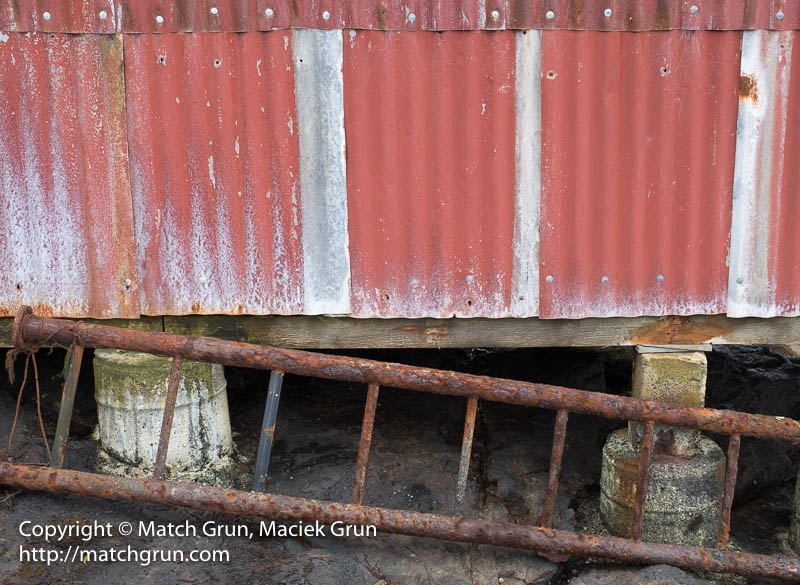 2297-0020-Red-Boat-House-Wall-And-Ladder