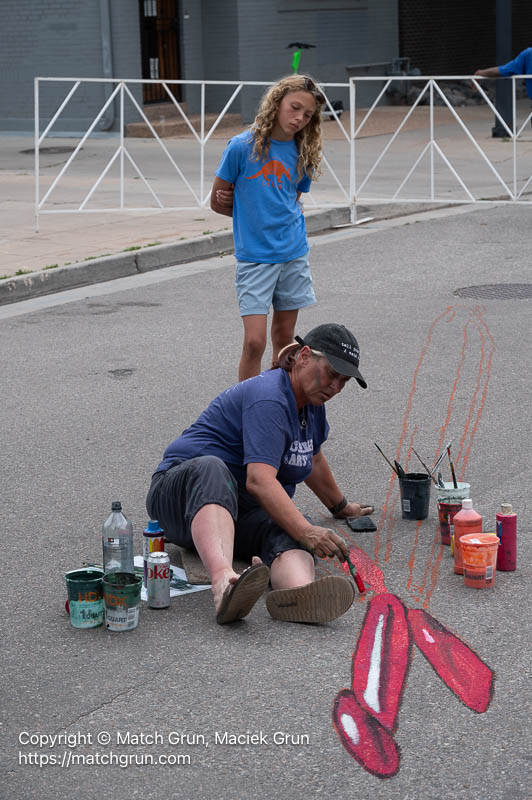 3204-0022-Watching-Artist-At-Work-Chalk-Art-Festival