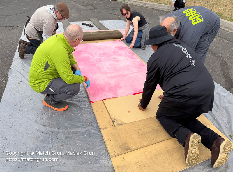 ip17-0299-Stretching-Fabric-On-Block